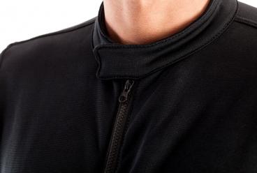 Tight clasp  stand-up collar at the neck 